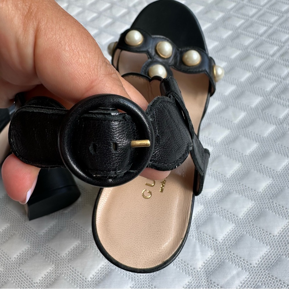 GUCCI women’s Nappa Willow Pearl T-Strap Sandals 37 Black - Picture 9 of 11